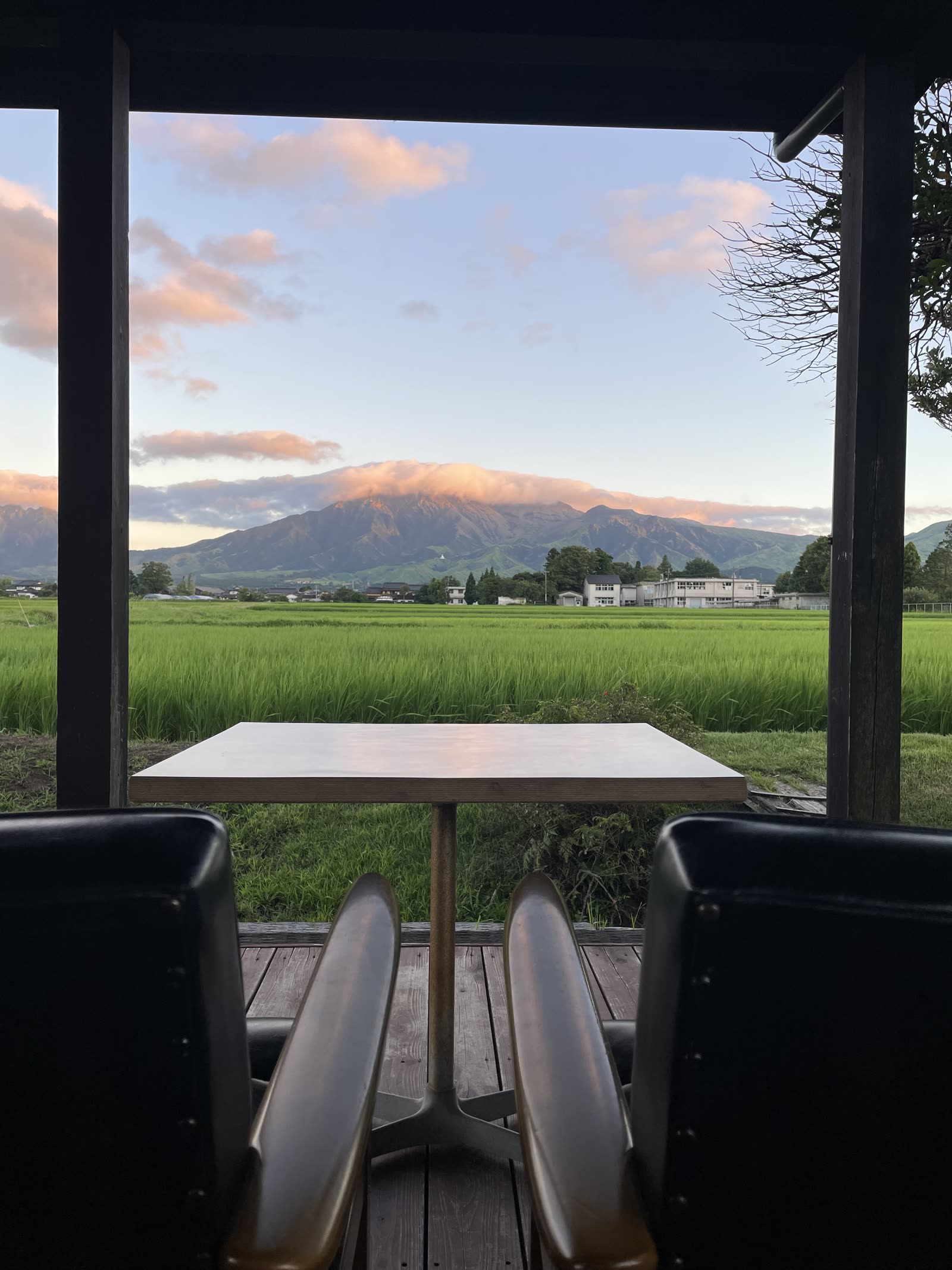 ヒバリカフェのテラス席から見る夕暮れの阿蘇